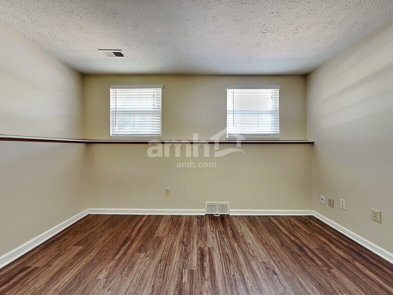 Building Photo - 3659 Shorewood Dr