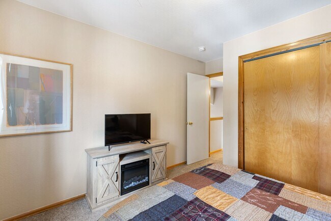 Building Photo - 3 Bed 2 Bath Fully Furnished in Woodland Park