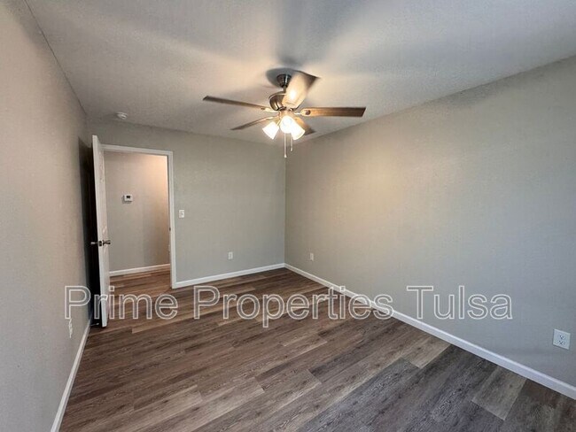 Building Photo - 4120 W 56th Pl