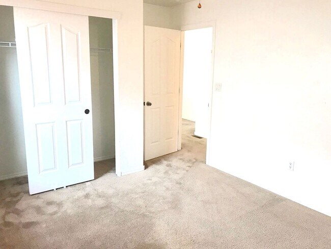 Building Photo - Spacious 4 bedroom Northern Meadows Home with Refriderated Air!