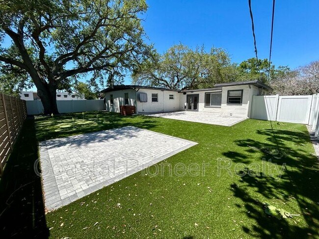 Building Photo - 4106 W San Rafael St