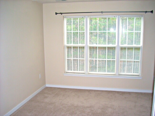 Building Photo - 3 BR / 1.5 BA Townhouse near Virginia Cent...