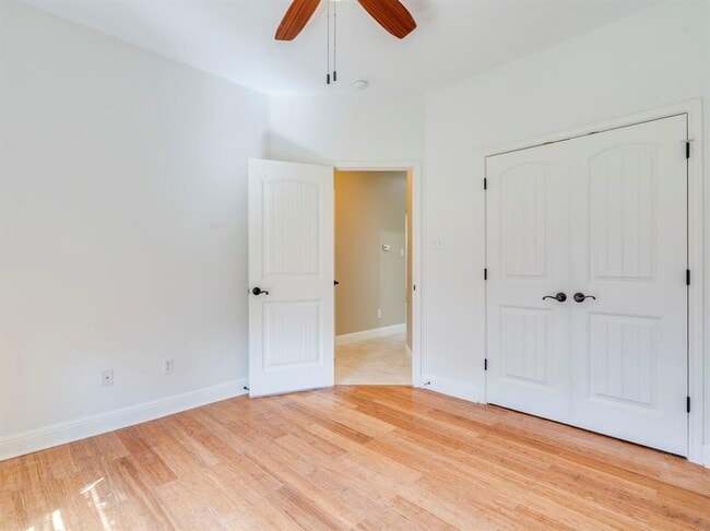 Building Photo - 10804 Wildwood Cir