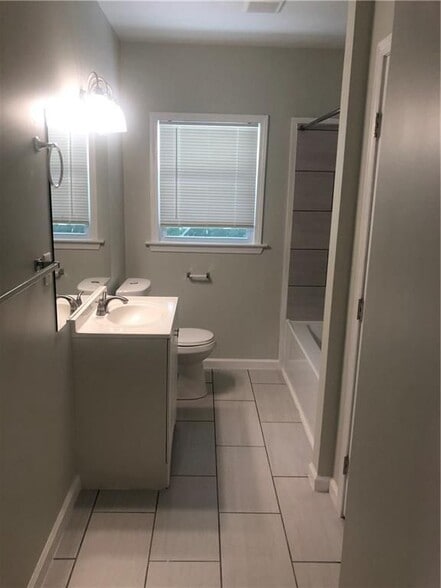 Building Photo - 700 Lynn Cir SW