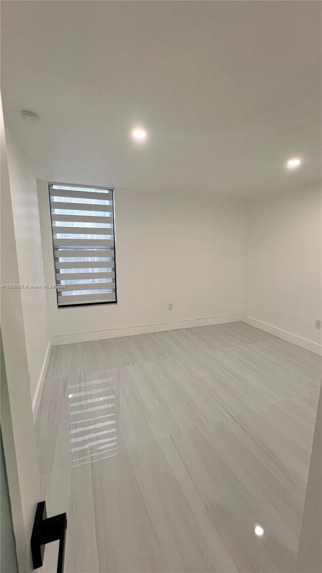 Building Photo - 9686 Fontainebleau Blvd