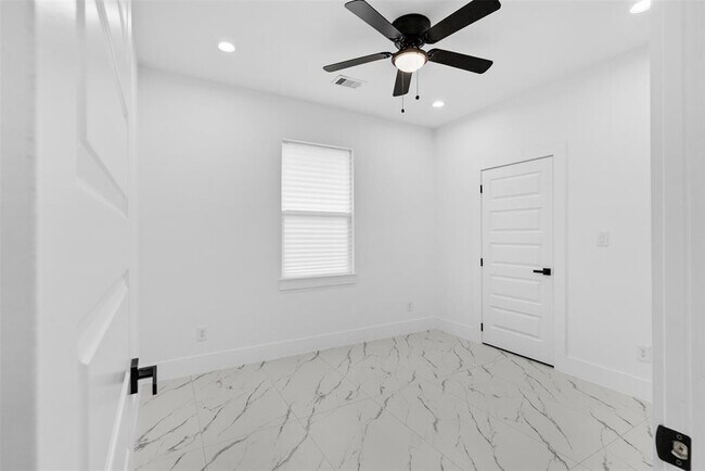 Building Photo - 9110 Everglade Dr