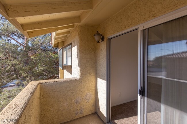Building Photo - 7300 W Pirates Cove Rd