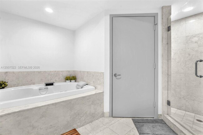 Building Photo - 1331 Brickell Bay Dr