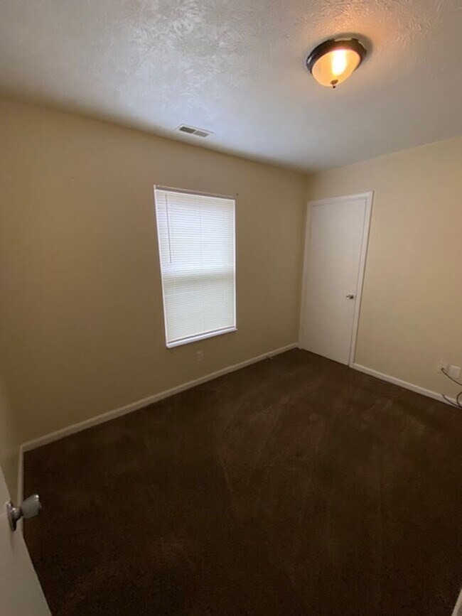 Building Photo - 3 Bedroom with 1 - !/2 Baths