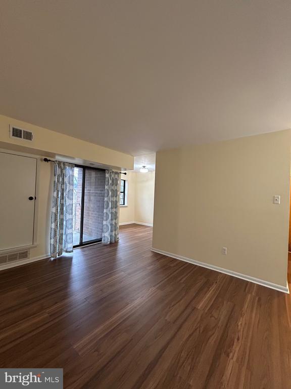 Building Photo - 3223 Valley Dr