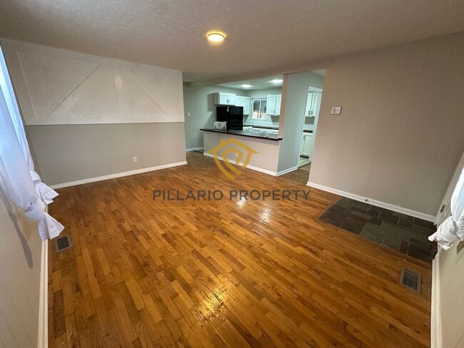 Building Photo - Spacious 4 Bedroom Home Featuring Open Layout & Hardwood Floors Available NOW!