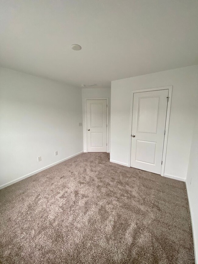 Building Photo - Well Maintained 3BR/2.5BA Townhouse in Pringle Townes; Available July 10