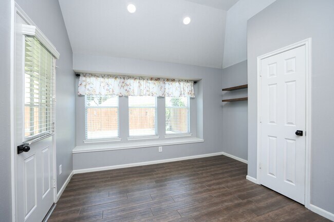 Building Photo - 11110 Fall Point Dr