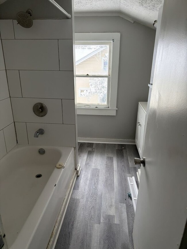 Building Photo - 4BR/2BA House-LEASING SPECIAL MOVE IN BY 1/1/2026 ** 1/2 price Security Deposit and 2nd month free