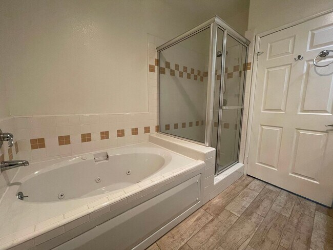 Building Photo - Top-Floor large condo on tree-lined street