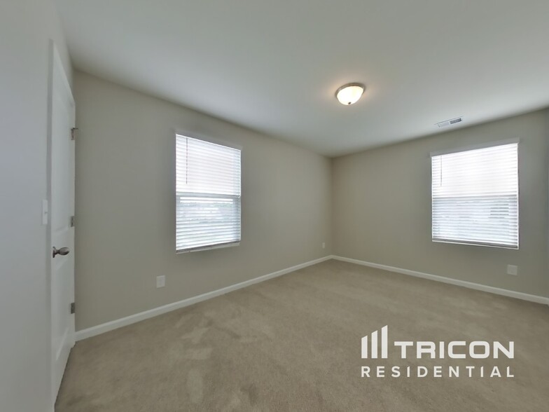Building Photo - 129 Verona Dr NW