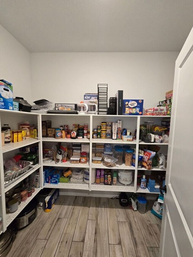 Building Photo - 3 Bedroom, 2 Bath Available Plus a Den!!! ...