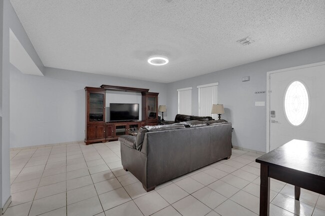 Building Photo - FULLY FURNISHED! ALL APPLIANCES INCLUDED!