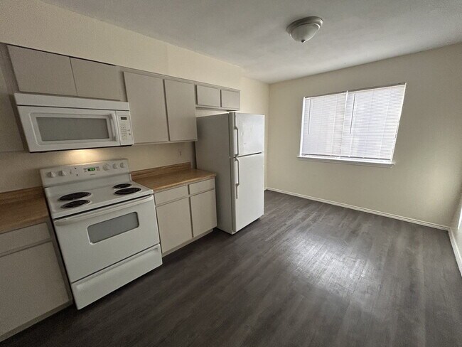 Primary Photo - 500 Burton Ave