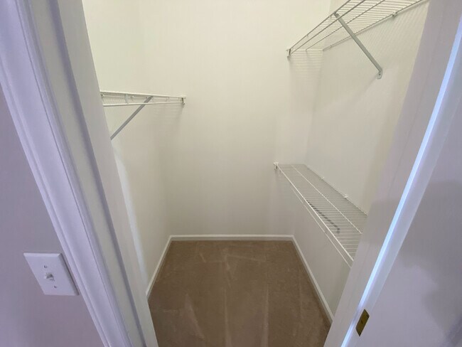 Building Photo - Room in House on College Ave