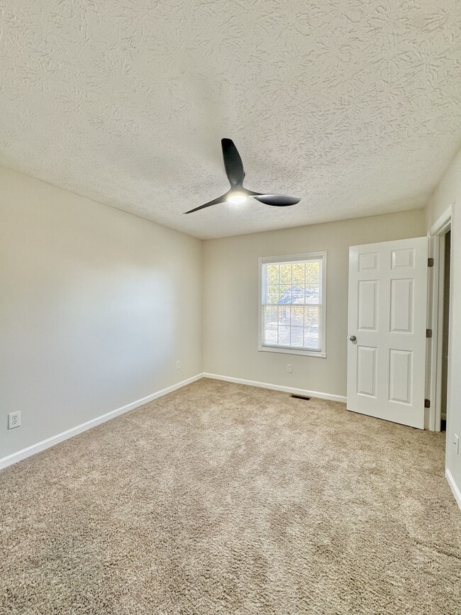 Building Photo - 550 Norwood Dr