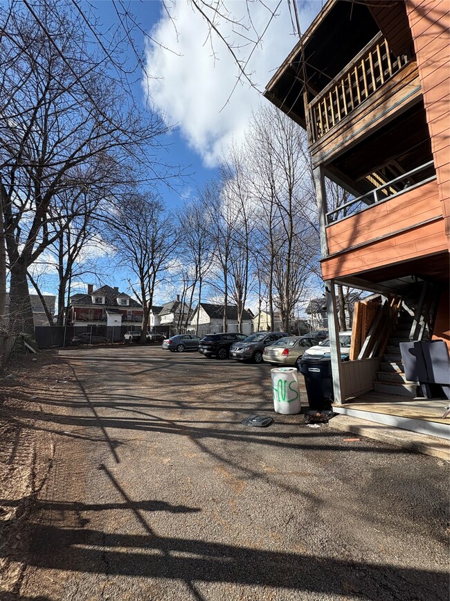 Building Photo - 121 Oak St