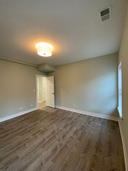 Building Photo - 1000 Crain St