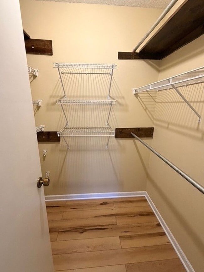 Building Photo - Rock Knoll