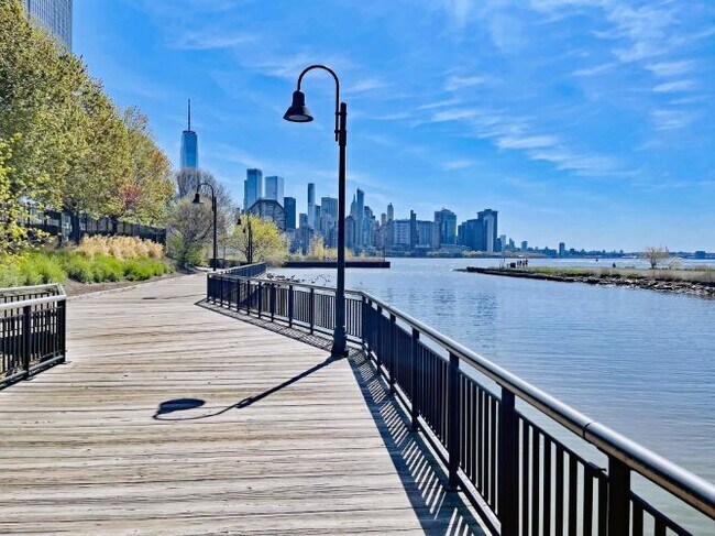 Building Photo - 66 Morris St