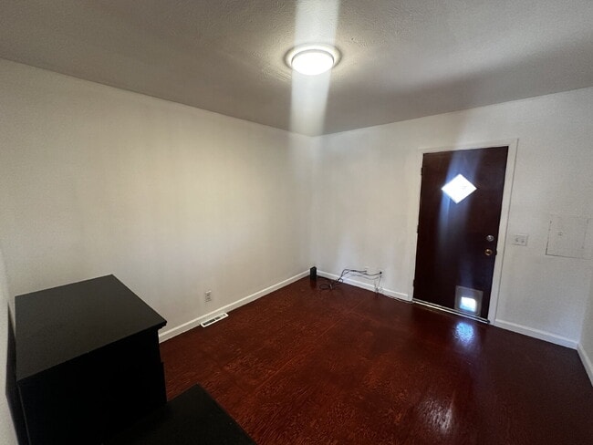 Building Photo - Available Immediately!  Spacious 6-Bedroom Retreat with 2 Full Baths in Charming Denver Locale!