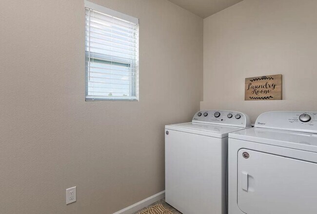 Building Photo - Large 4 bedroom 2000 sq ft home at a great value!