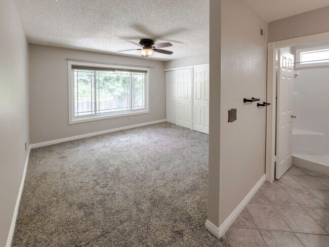 Building Photo - 3 Bedroom/2 Bathroom Private Home with Lar...