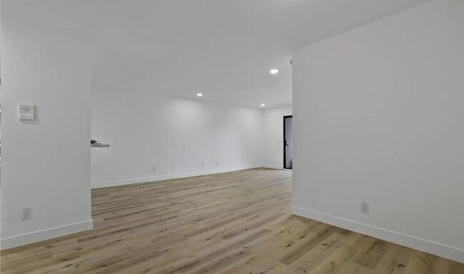 Building Photo - Fully Remodeled 1 Bedroom 1 Bathroom Open ...