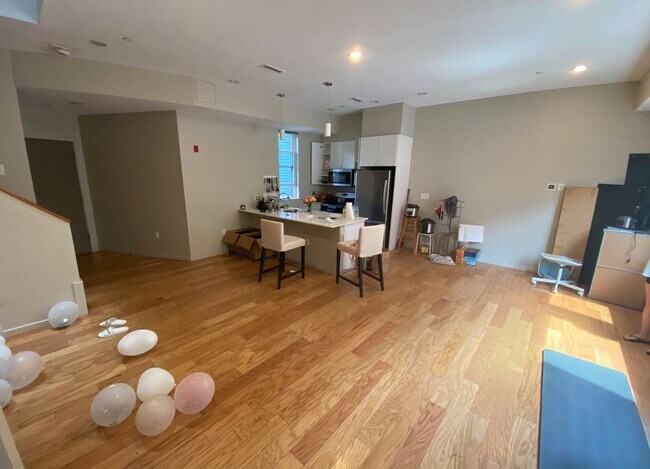 Building Photo - 9/1 Huge, modern 5BR/2.5BA w/parking, AC, w/d in unit!