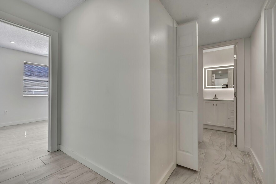 Building Photo - 10981 W Tidewater Cir