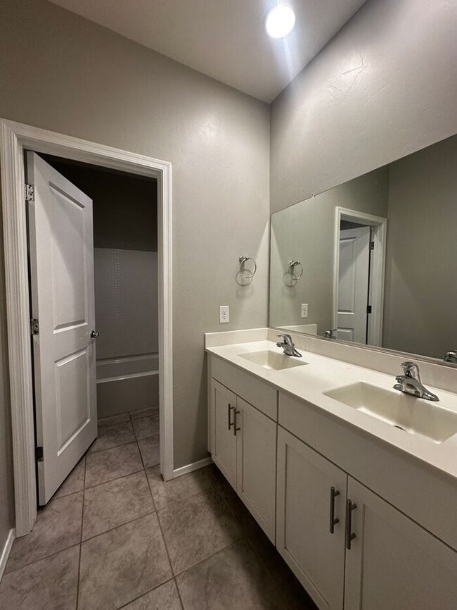 Building Photo - Stunning 4-bedroom, 2-bathroom home located in the vibrant community of Sahuarita, AZ