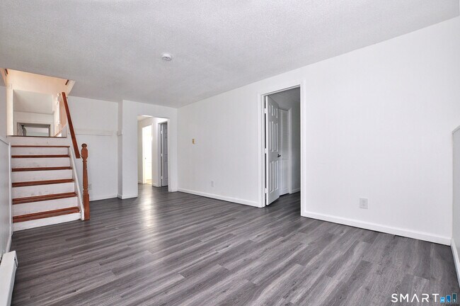 Building Photo - 13 Pleasant View Ave