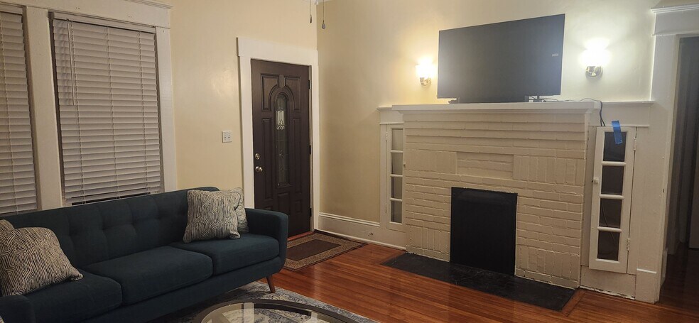 Building Photo - 703 W Markham Ave