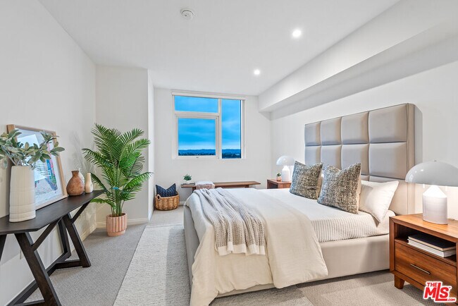 Building Photo - 13600 Marina Pointe Dr