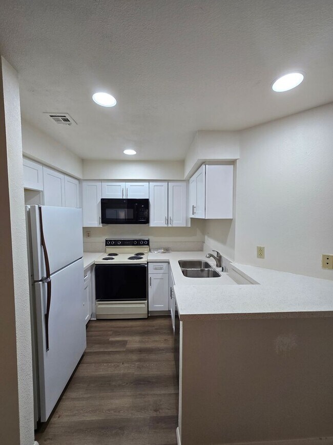 Building Photo - 2180 Pinetop Ln