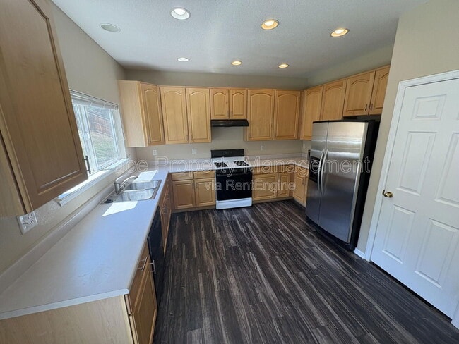 Building Photo - 910 Humboldt Way