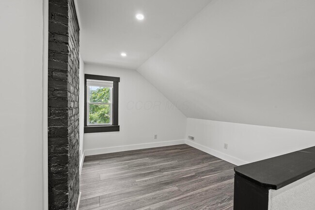 Building Photo - 941 E Whittier St