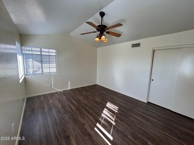 Building Photo - 1433 E Park Ave