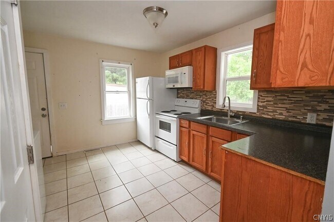 Building Photo - 5854 Reis Dr