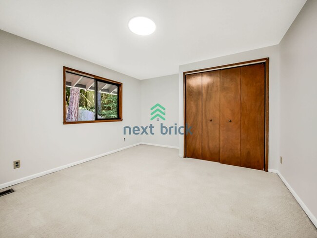 Building Photo - 4 Bed 2.5 Bath Single-Family House at the ...