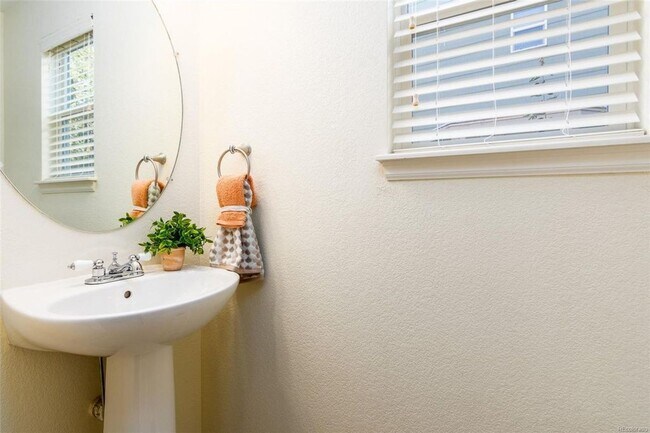 Building Photo - AMAZING 4 Bed 4 Bath Single Family Home in...