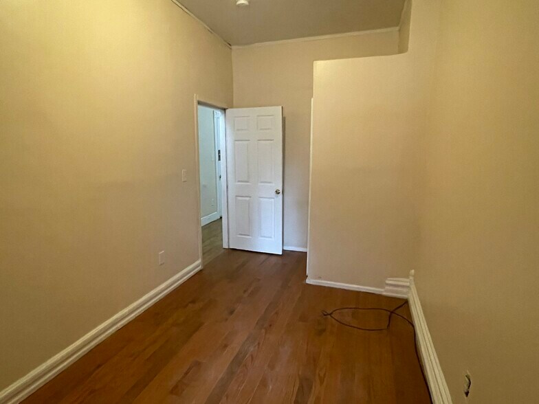 Building Photo - 706 N 6th St