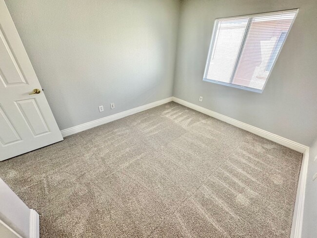 Building Photo - Stunning 4 bedroom home offering comfort and space in North Las Vegas
