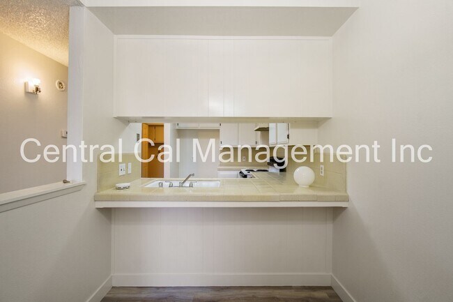 Building Photo - 5905 Auburn Oaks Dr