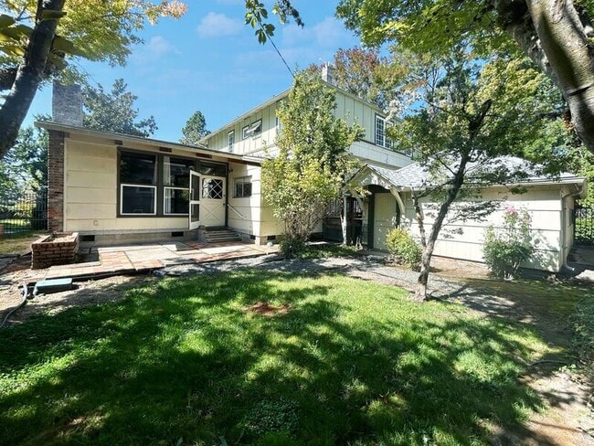 Building Photo - 2109 Alder St